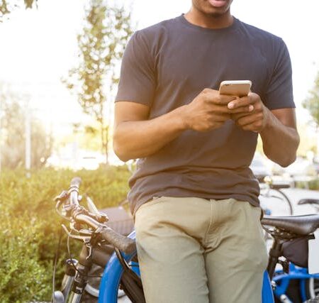 hombre consulta smartphone